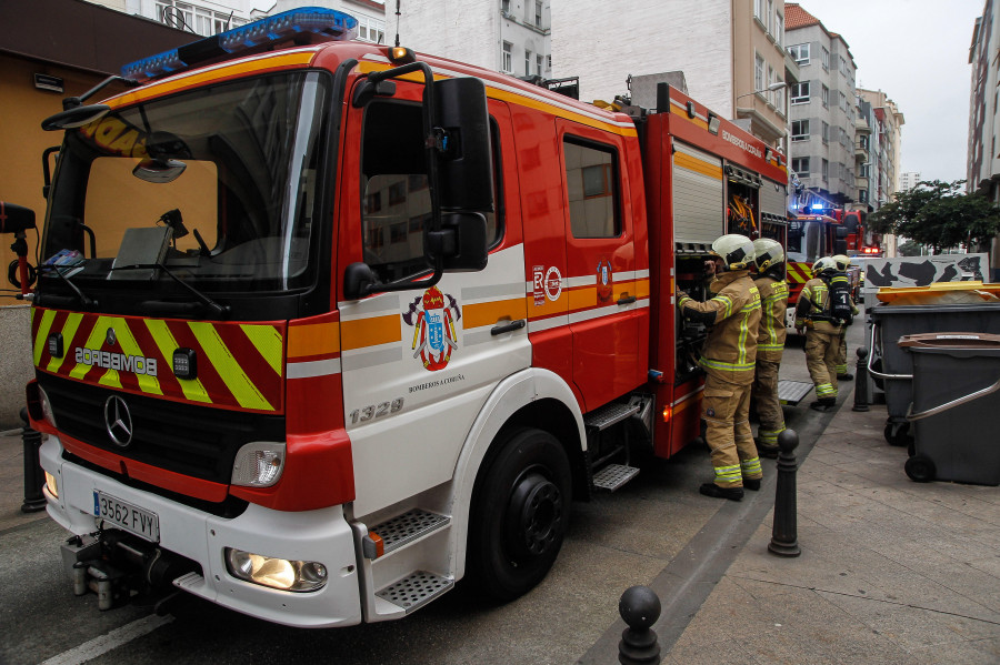 Los Bomberos de A Coruña ayudan a salir a la calle a una persona de 150 kilos