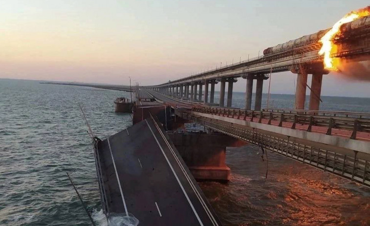 Una explosión destruye parte del puente de Crimea, la joya de Putin