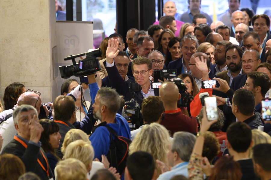 Génova maneja encuestas que le dan siete puntos de ventaja sobre el PSOE