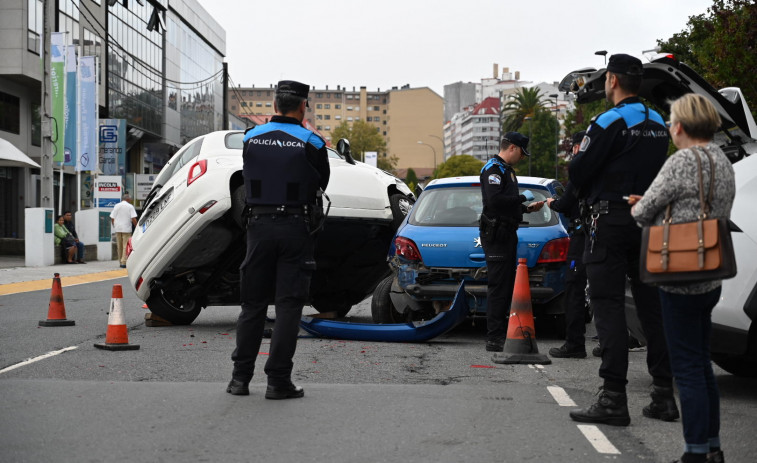 Un coche se estrella contra otro y se queda montado sobre él en Vioño