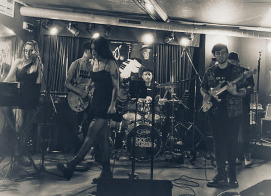 The Rock Legend | “En el escenario se crea un terremoto, el público se viene arriba en los directos”