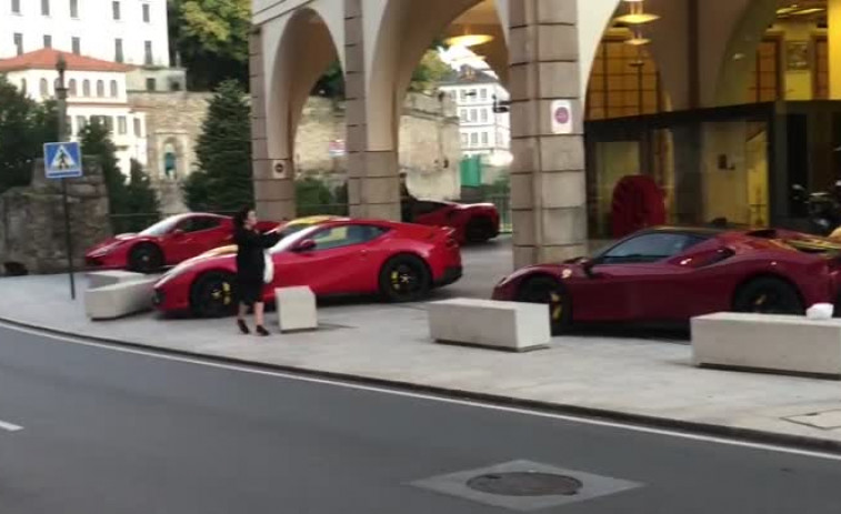 Ocho cavallinos rampantes de Ferrari brillan a las puertas del hotel Finisterre