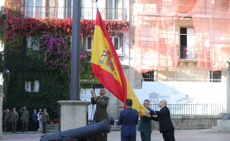 Música y un desfile conmemoran la fiesta nacional en la plaza de la Constitución