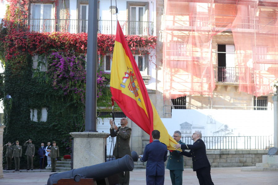 Música y un desfile conmemoran la fiesta nacional en la plaza de la Constitución