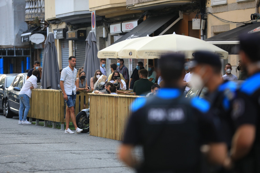 Detenido en el Orzán tras introducirse en un coche del 092 para agredir a un agente