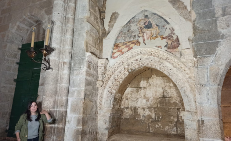 Hallan unas pinturas medievales y en sepulcro ocultos tras un retablo en Betanzos