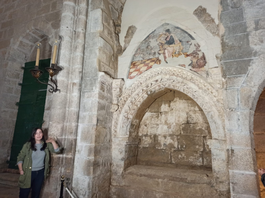 Hallan unas pinturas medievales y en sepulcro ocultos tras un retablo en Betanzos