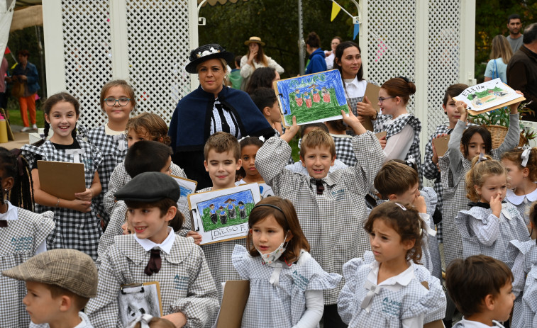 Arteixo ‘vuelve’ a las escuelas para evocar la infancia de la mano de la Feira Histórica 1900