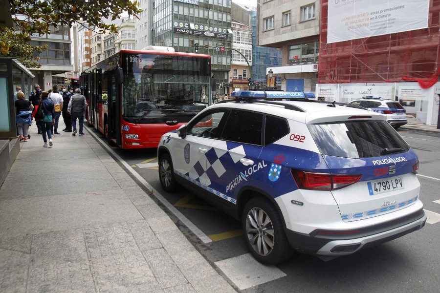 Policías locales de A Coruña logran reanimar a una persona en la calle Conservatorio