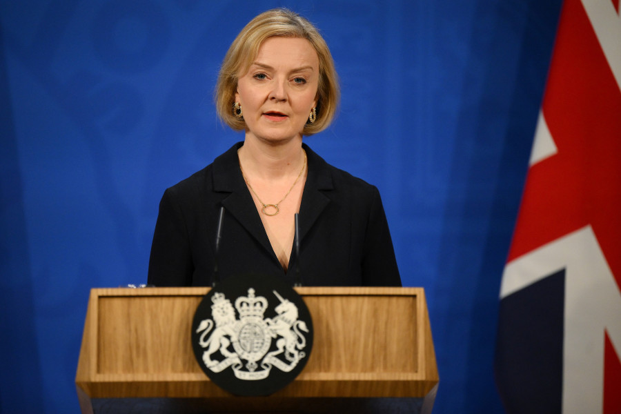 Liz Truss, asediada por el “fuego amigo” de los conservadores