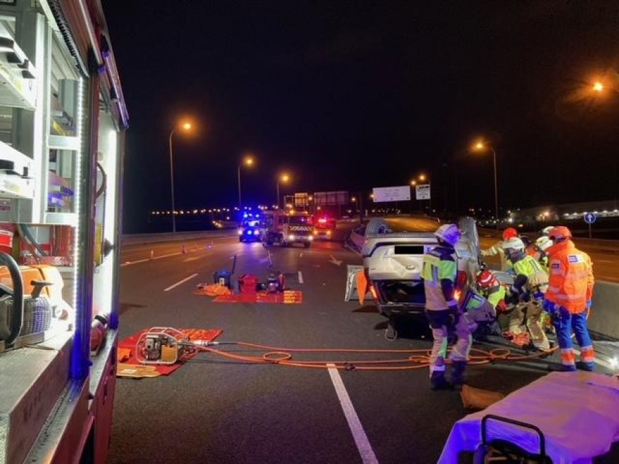 Los Bomberos liberan a un conductor que volcó en la Tercera Ronda