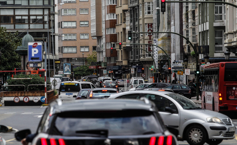 La plaza de Pontevedra atrapa el tráfico en sus cinco semáforos