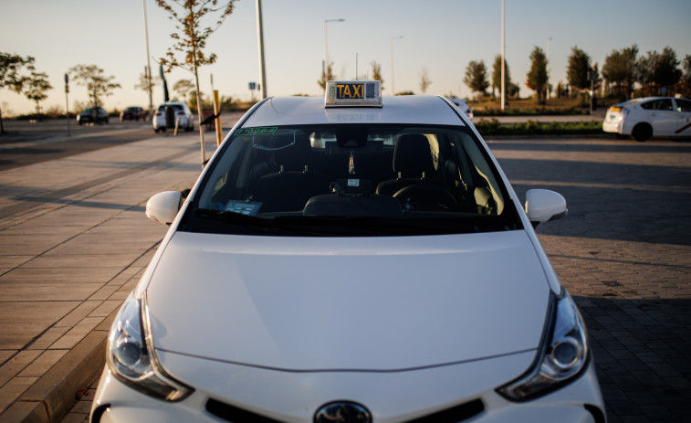 Detenido un taxista en Cangas por delitos de agresión a menores proponiéndoles llevarlas a casa