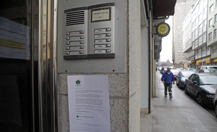 Los vecinos de la Sagrada Familia empapelan el barrio para dar a conocer la nueva directiva