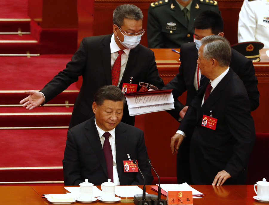 El expresidente chino Hu Jintao, escoltado fuera del Congreso del partido en lo que parece una purga