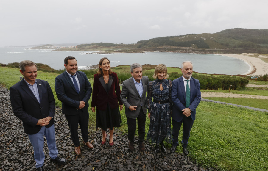 Reyes Maroto recuerda al "Prestige" en la inauguración oficial del parador de Muxía