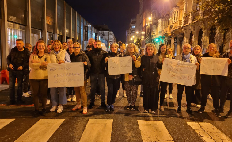 Placeros y vecinos de la plaza de Lugo, en A Coruña, salen a la calle para protestar por las obras de la zona