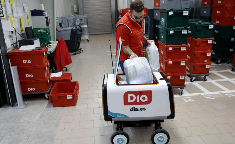 Los robots inician un reparto pionero de la compra a domicilio