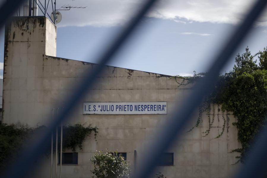 Precintan "por prudencia" el vestuario femenino del instituto ourensano donde murió un alumno