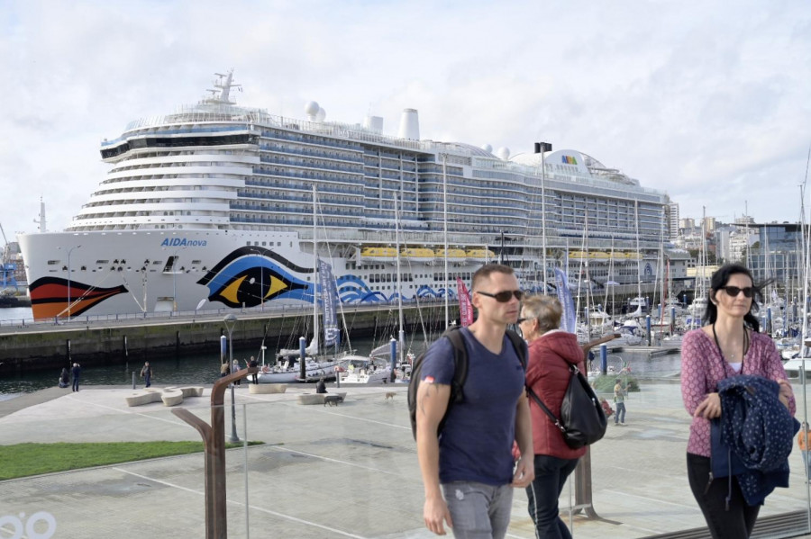 Un crucero con tobogán de caída libre y pista de carreras visita A Coruña en octubre