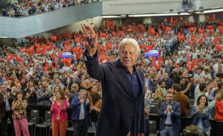 El PSOE revive el triunfo de González en 1982 con un auditorio lleno en Sevilla pero la ausencia de Guerra