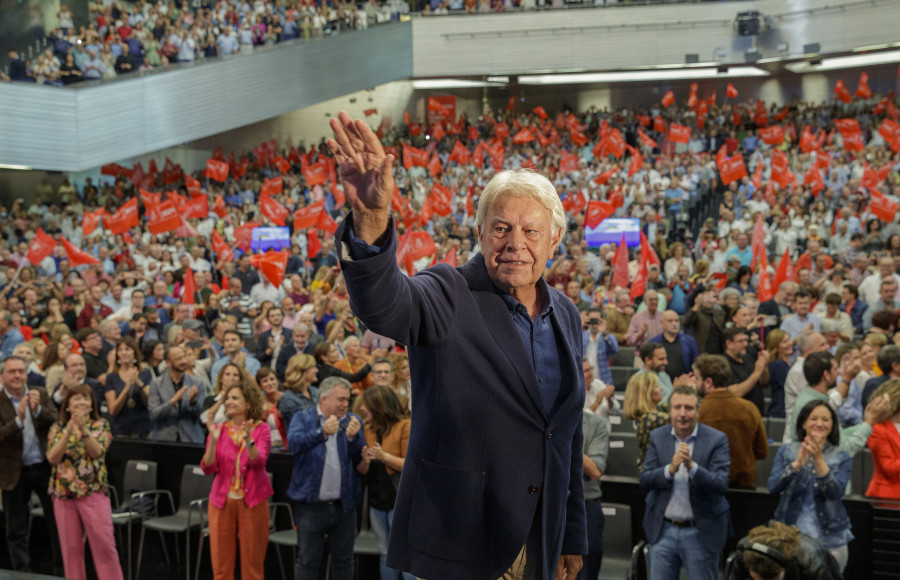 El PSOE revive el triunfo de González en 1982 con un auditorio lleno en Sevilla pero la ausencia de Guerra