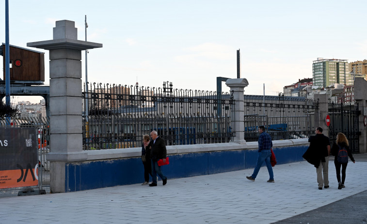 El puerto de A Coruña avanza en la renovación de su imagen y luce ya su nuevo vallado