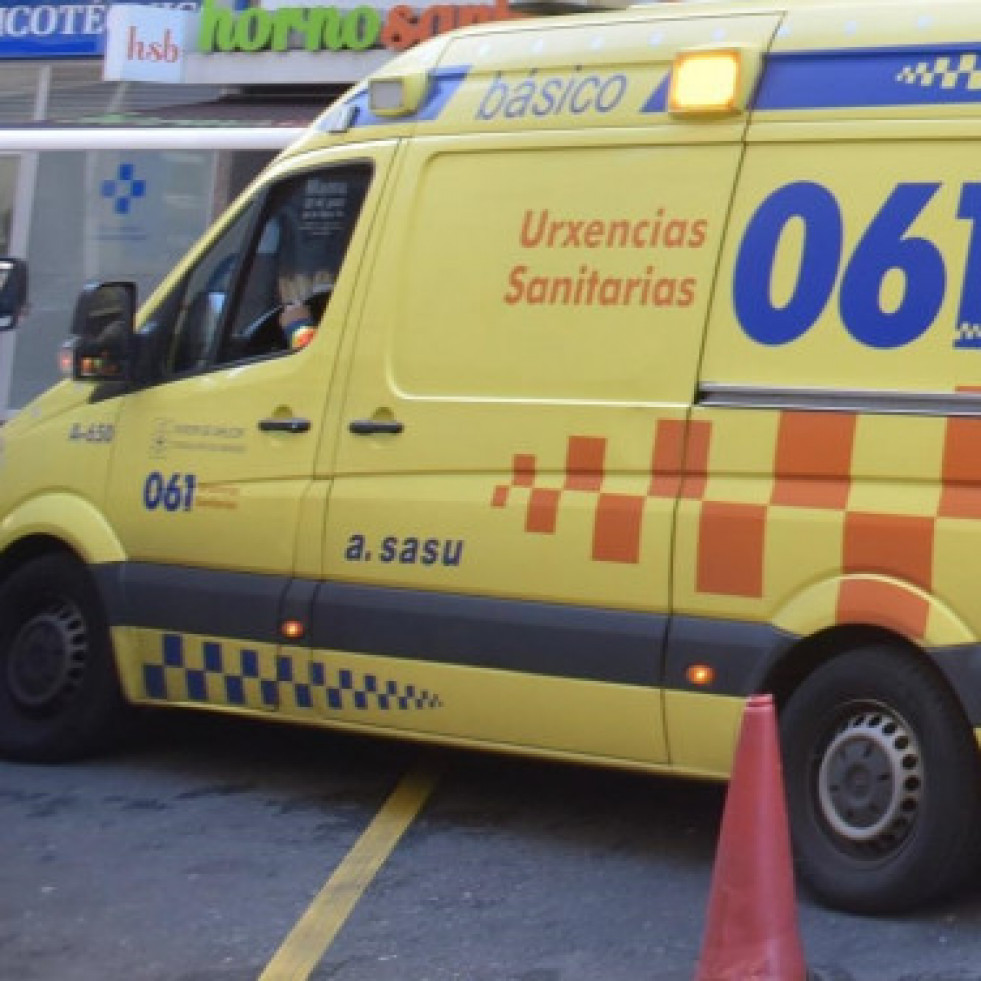 Dos heridos tras chocar contra un semáforo en Arteixo