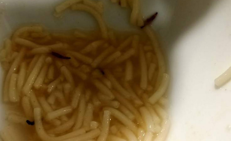Abren expediente por servir sopa con gusanos al personal del hospital de León