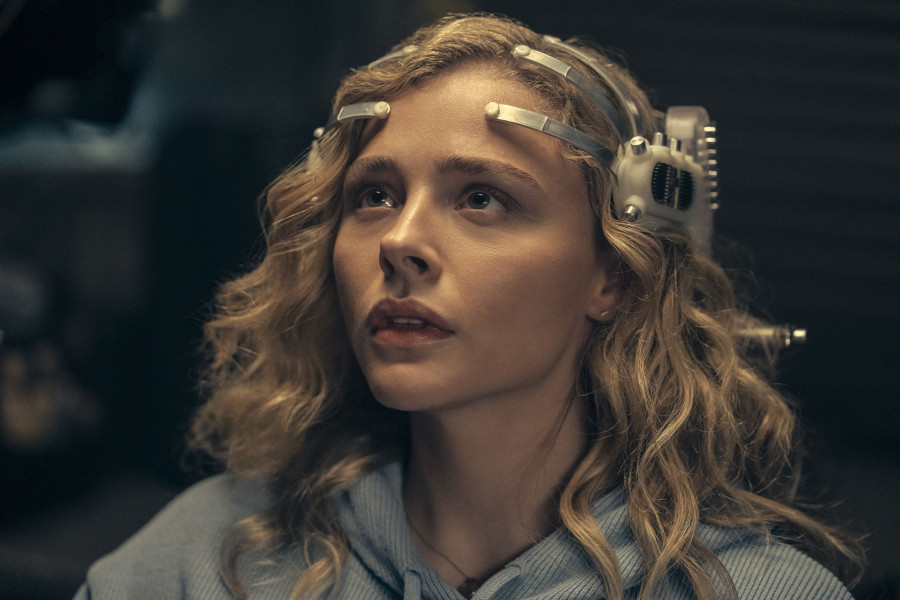 Chloë Grace Moretz viaja a un incierto futuro distópico en "The Peripheral"