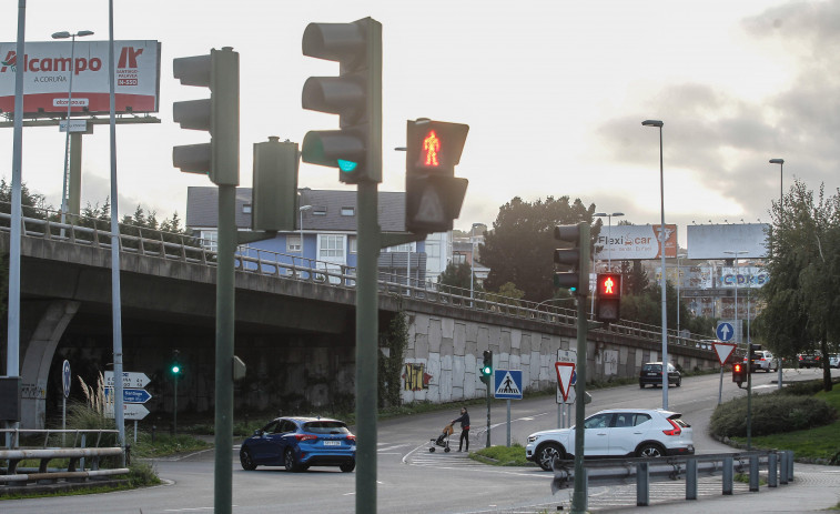 Reclaman mejoras en los tiempos de los semáforos peatonales situados en A Pasaxe