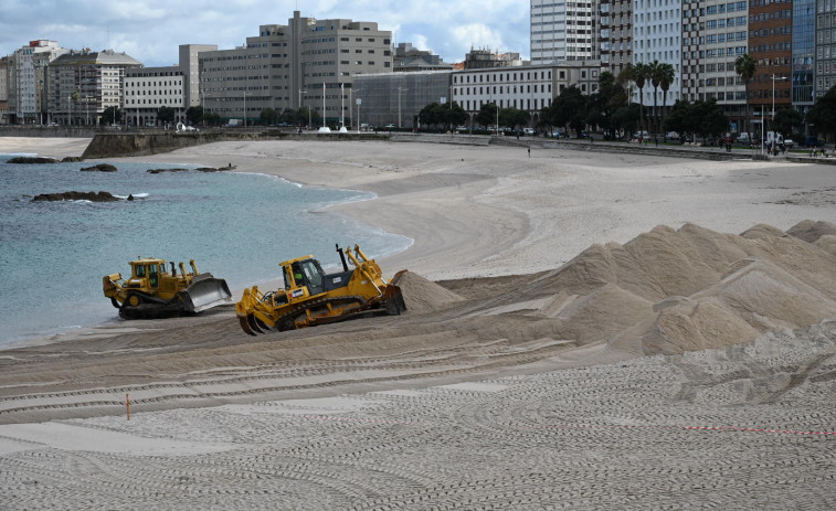 Riazor recupera su duna de protección contra las mareas vivas de invierno