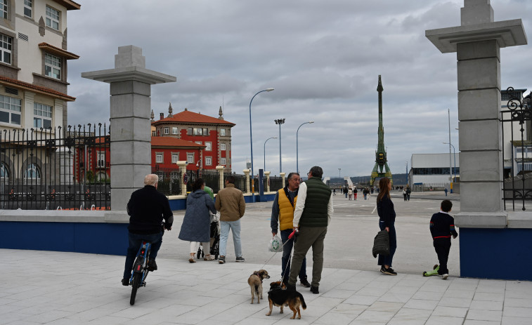 Curiosidad y tradición se dan cita en la primera jornada de apertura del muelle de Calvo Sotelo, en A Coruña
