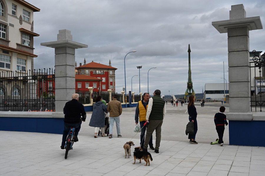 Curiosidad y tradición se dan cita en la primera jornada de apertura del muelle de Calvo Sotelo, en A Coruña