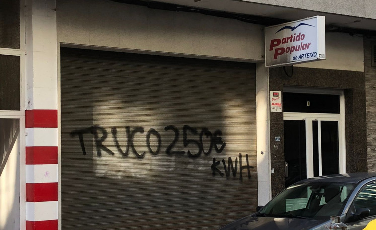 Denuncian sendos ataques con pintura negra a las sedes del PP y del PSOE en Arteixo