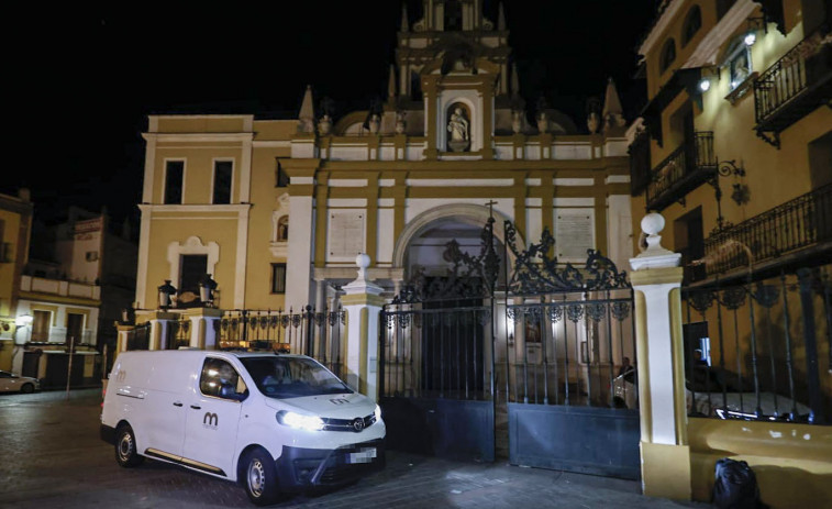 Los restos de Queipo de Llano salen de la Macarena con nocturnidad