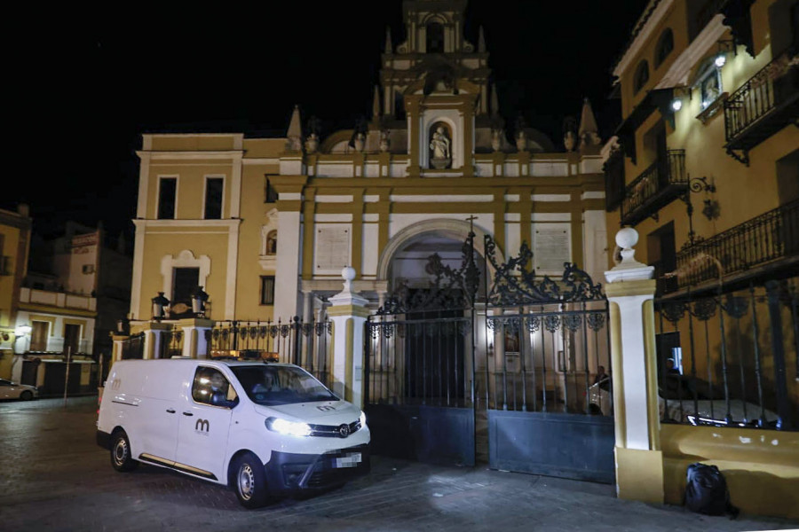 Los restos de Queipo de Llano salen de la Macarena con nocturnidad