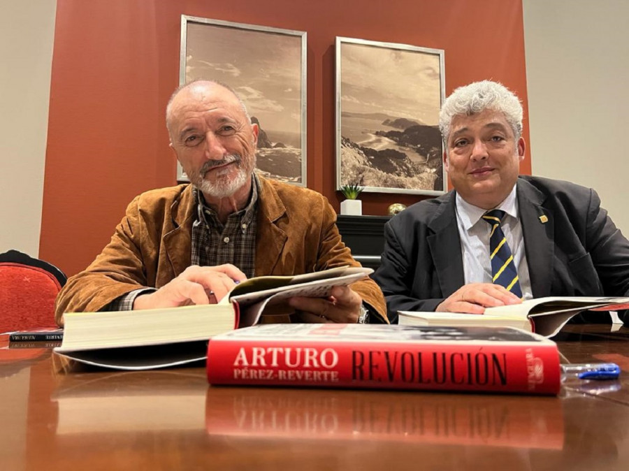 Arturo Pérez-Reverte firma 'Revolución' para los lectores coruñeses