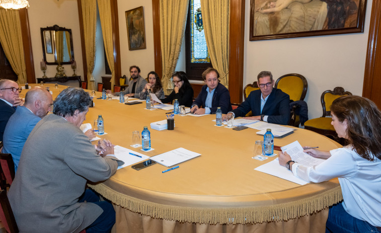 La piscina de O Castrillón se abre al público con un contrato de tres meses