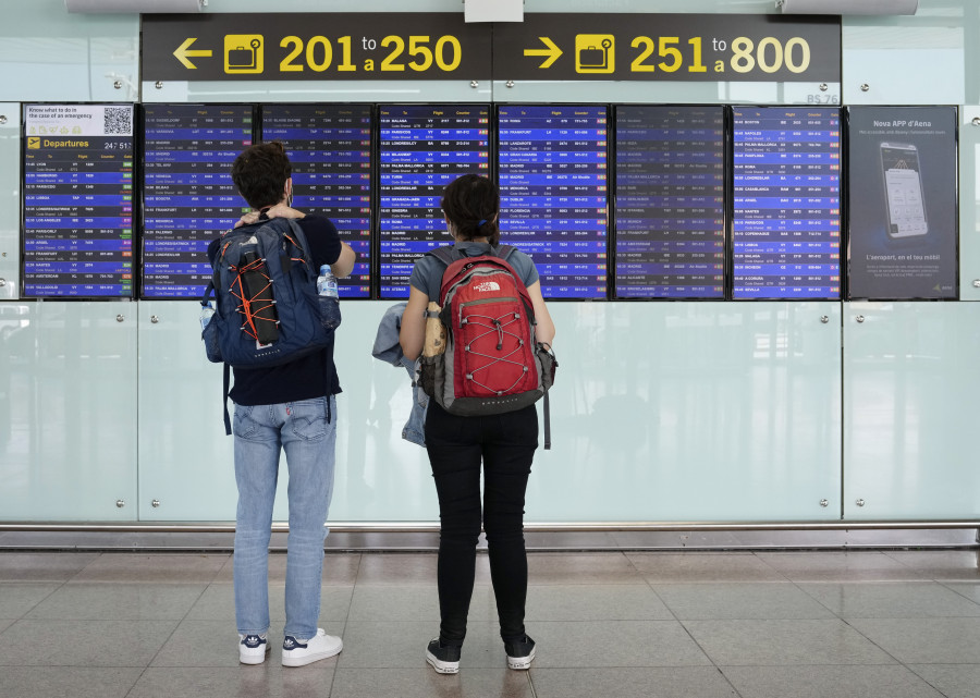 Los aeropuertos de Cataluña, Baleares, Aragón y Navarra, cerrados por la reentrada en la atmósfera de un cohete chino
