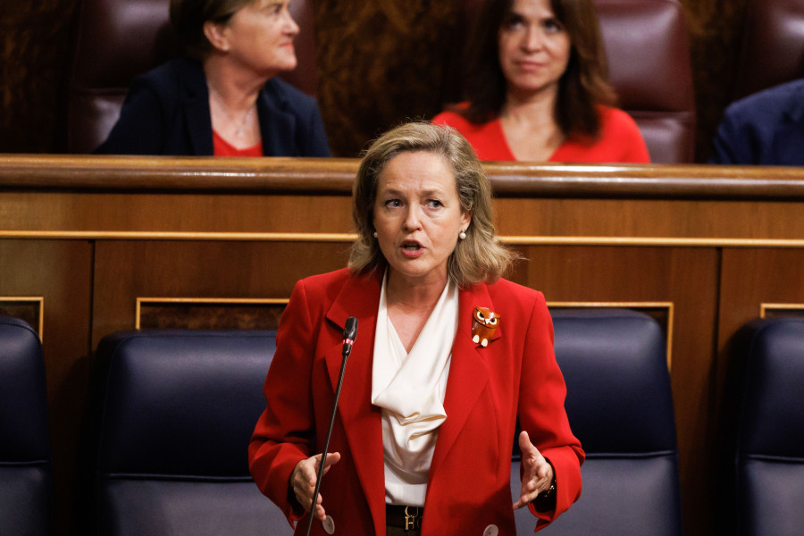 El Gobierno confirma que seguirá adelante con el impuesto a la banca pese al informe del BCE y las críticas