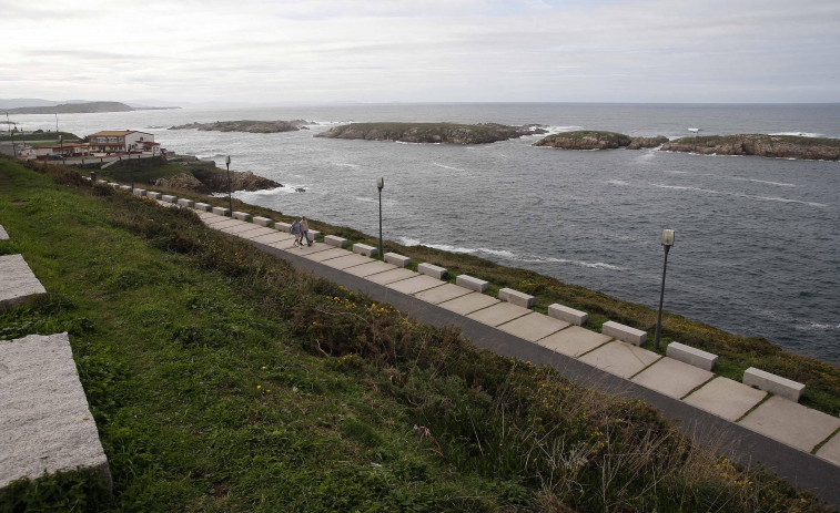 Los Bomberos de A Coruña rescatan a un hombre con vida en la costa de O Portiño