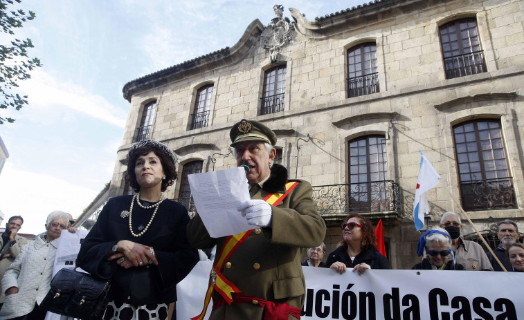 Una marcha cívica pide la devolución de la Casa Cornide al patrimonio público