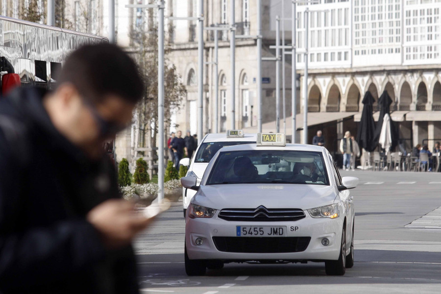 División en el sector del taxi de A Coruña ante la posible subida de tarifas por la crisis