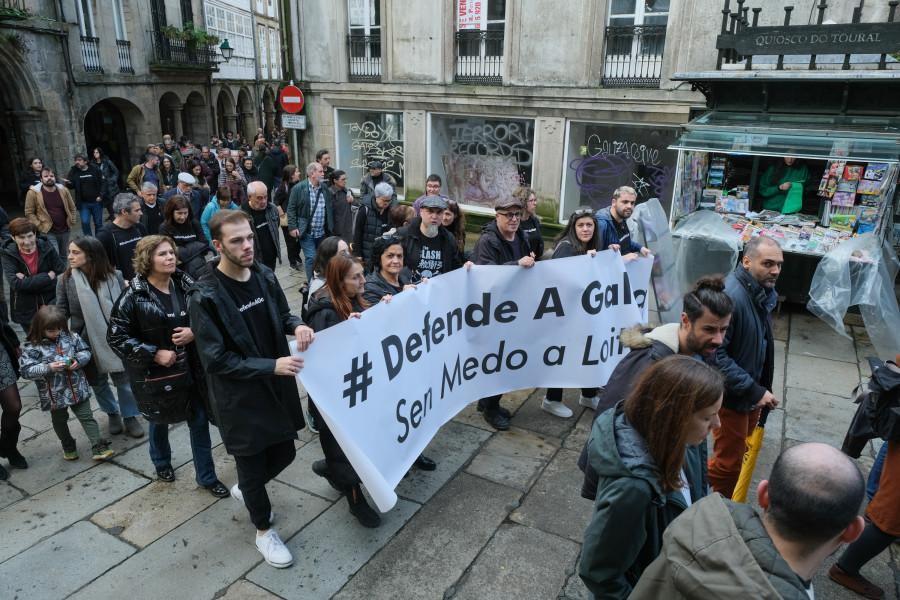Cientos de manifestantes piden en Santiago una CRTVG "al servicio del pueblo"