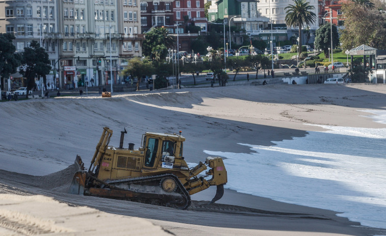 Las máquinas rehacen a toda prisa la duna de Riazor ante el peligro de los temporales