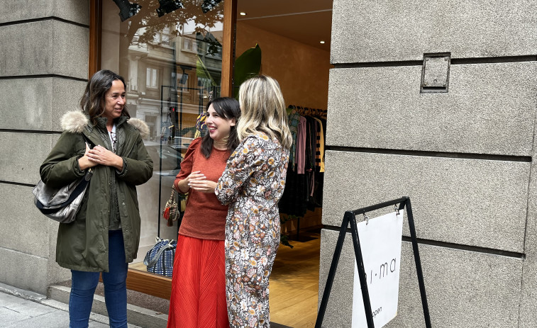 Lorenzana visita el establecimiento textil Nima en A Coruña
