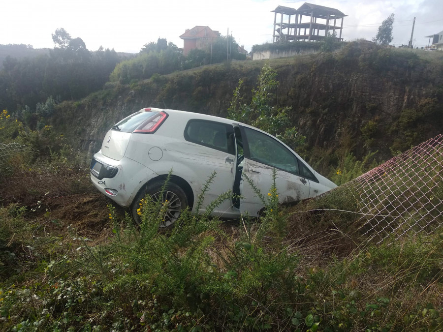 Evitan que un vehículo se precipite sobre la autopista AP-9 tras salirse de la vía en Culleredo