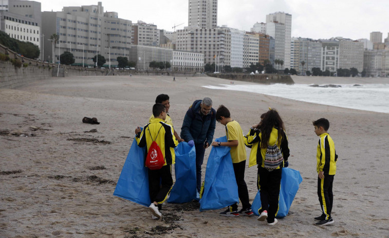 Los alumnos del colegio Franciscanos limpian las playas de Orzán y Riazor