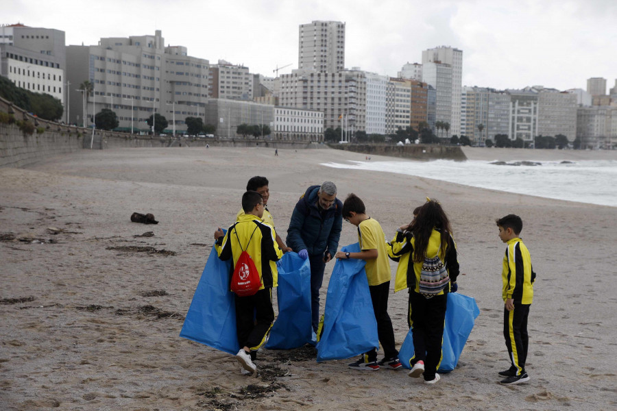 Los alumnos del colegio Franciscanos limpian las playas de Orzán y Riazor